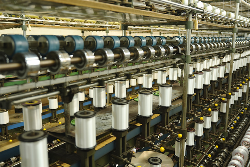 撚糸・仮撚り・染色・エア加工・ストレッチなど糸加工技術に強みを持つ吉田商事